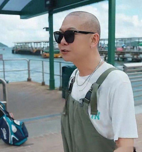 东程配资 62岁钱小豪回应剃光头: “没有生病, 只是护理头发” , 目前已定居广东中山