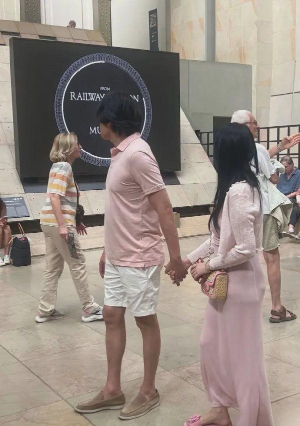 荣立通 伊能静法国吃大餐被偷拍，素颜面相变了认不出，和秦昊都太爱粉色