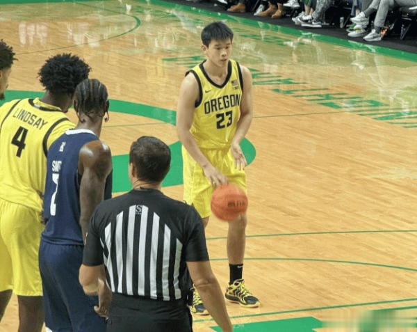 牛千万 媒体人: 今年留洋的球员都比较挣扎, 运动能力差距比预期大