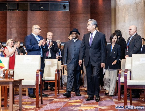 5月30日,国际调解院公约签署仪式在香港举行。中共中央政治局委员、外交部长王毅出席并致辞。